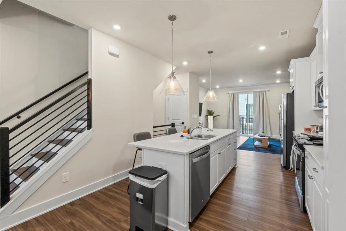 Luxurious King 3br Townhouse Mins To Uptown Clt! *