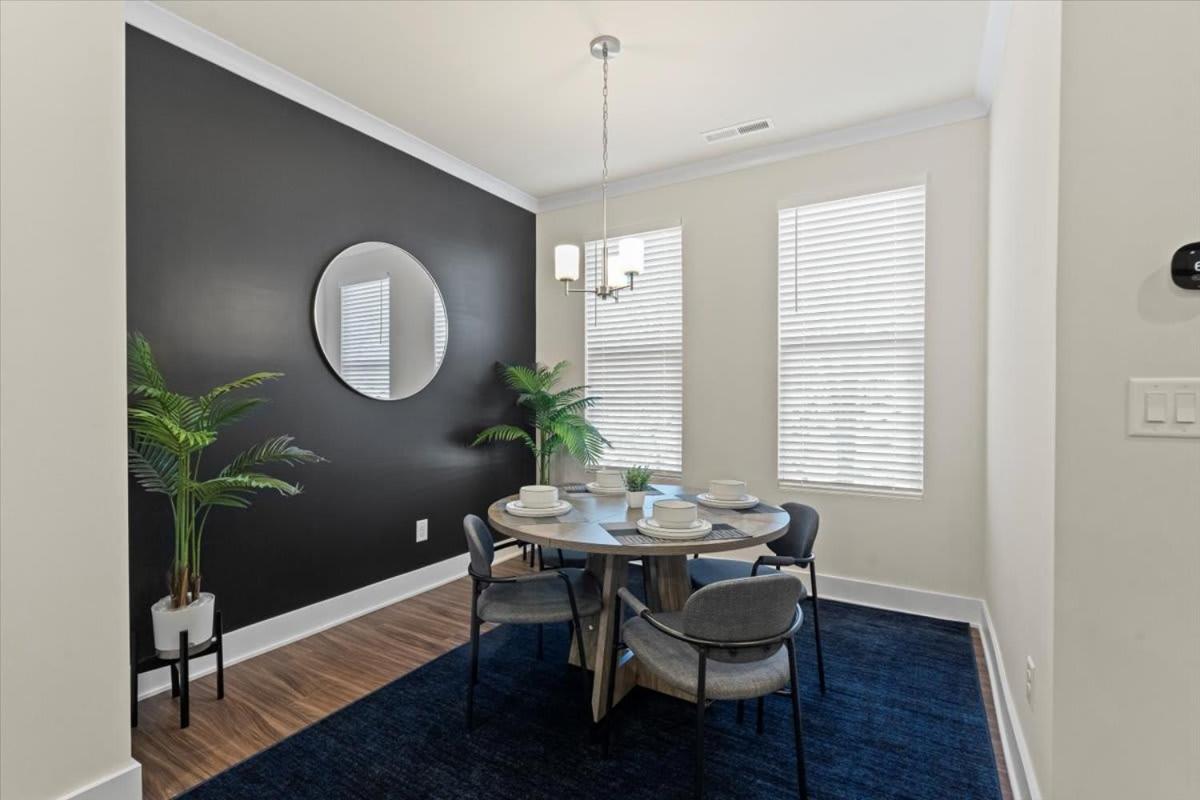 Luxurious King 3br Townhouse Mins To Uptown Clt! Holiday home Charlotte