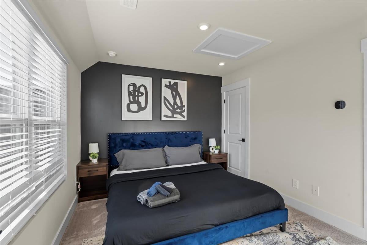 Luxurious King 3br Townhouse Mins To Uptown Clt! Holiday home *